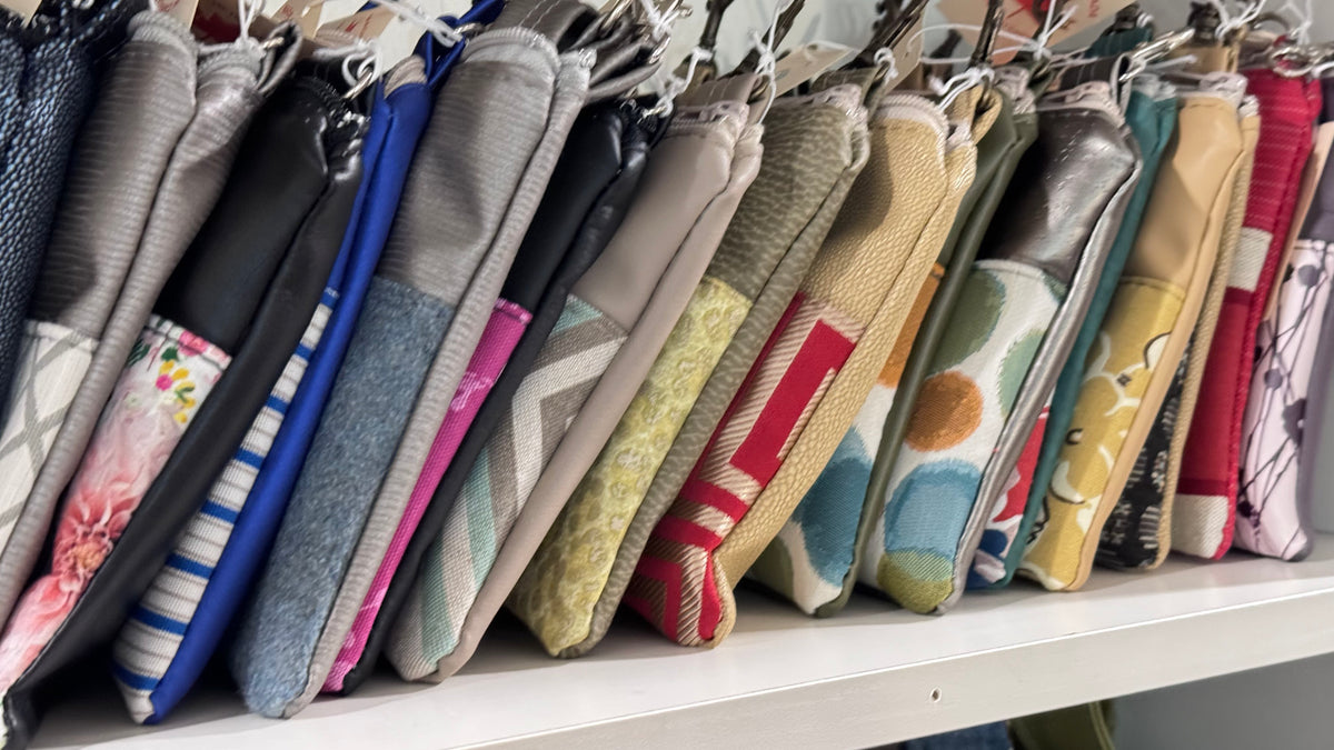 トップス \"in the attic\" OX Bone FeatherLongSleeve Alex Lambskin Hat - Ultimate Warmth for Winter's Coldest Days