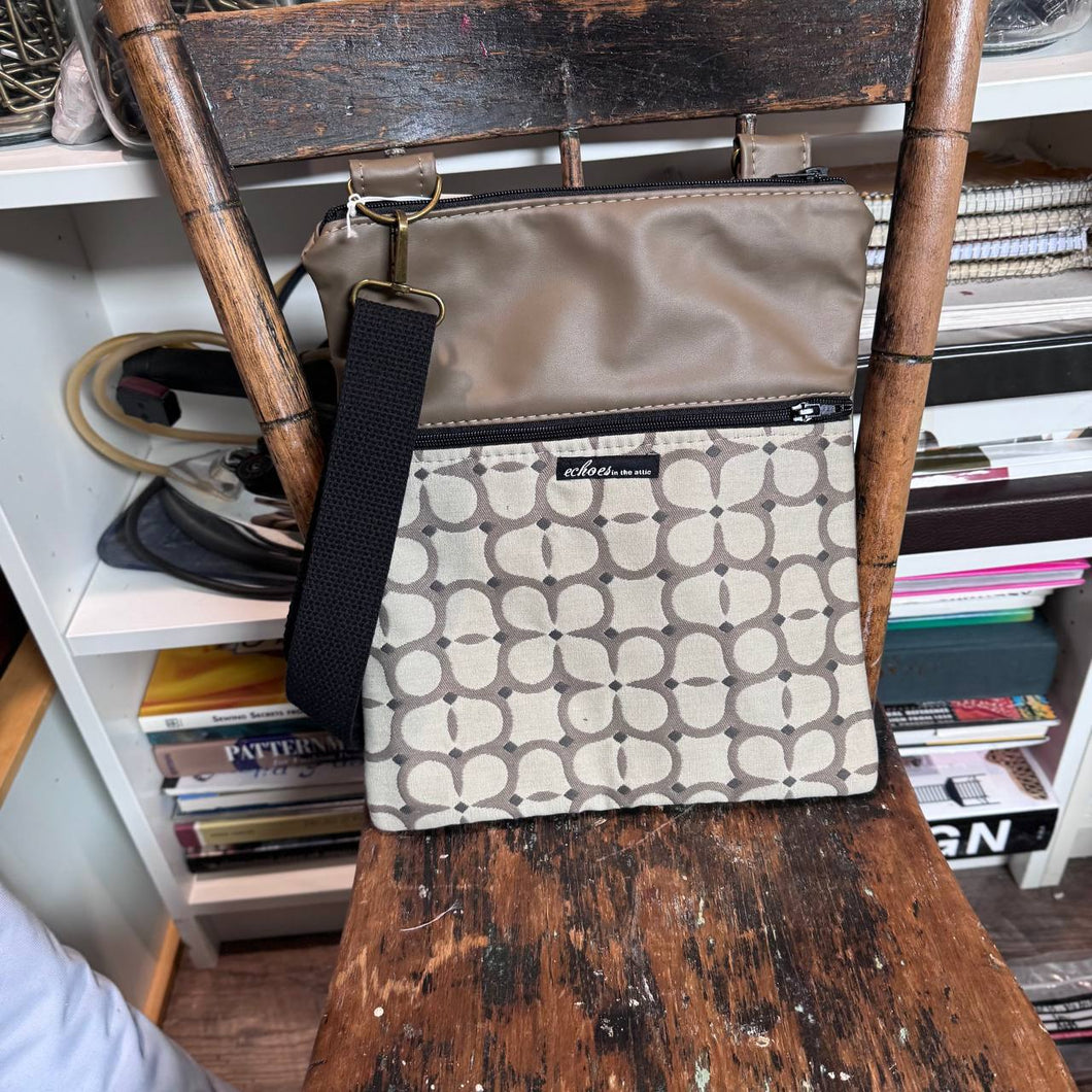 NEW Zipster with removable strap 25104